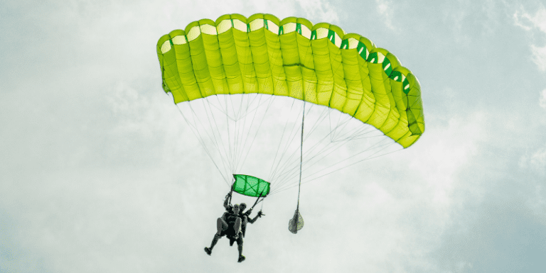 Photo d'une bouteille de shampooing dans les mains d'une femme