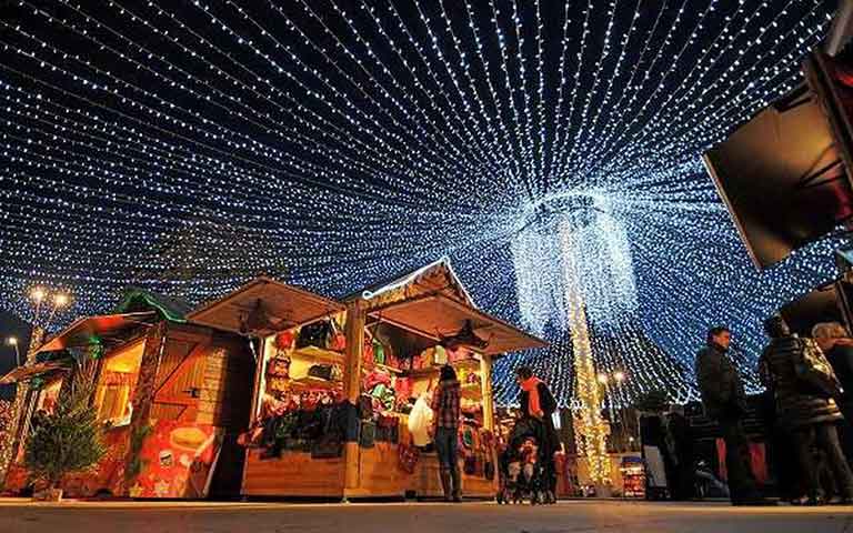 Photo d'une bouteille de shampooing dans les mains d'une femme