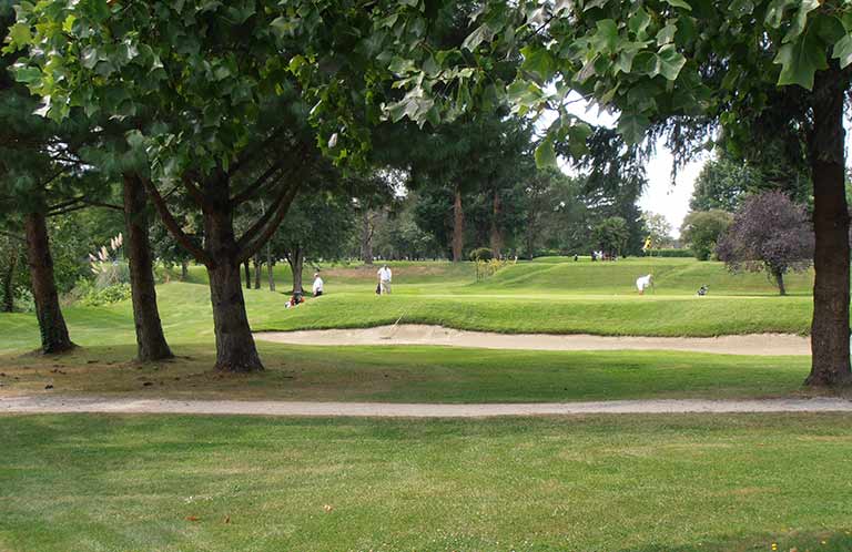 Photo d'une bouteille de shampooing dans les mains d'une femme