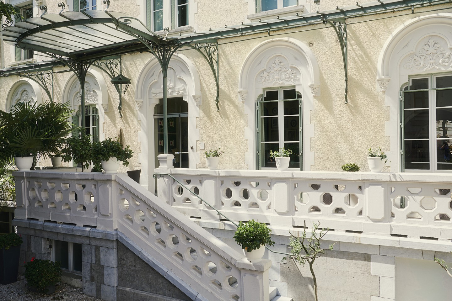 Photo d'une bouteille de shampooing dans les mains d'une femme